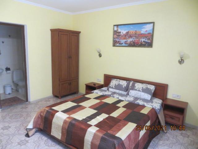 Inn Yellow House *
